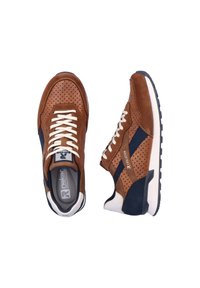 Ruskeat nubuck-nikenet, joissa on tummansiniset yksityiskohdat, rei'itetty muotoilu, valkoiset nauhat ja teksturoitu kumipohja. Varustettu pehmustetulla sisäosalla.