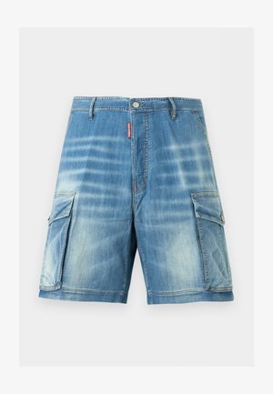 Short cargo en denim bleu avec fermeture à boutons sur le devant, passants de ceinture, poches latérales à rabats et motif à rayures horizontales délavées.