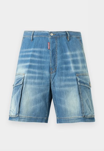Μπλε τζιν cargo σορτς με κλείσιμο κουμπιών μπροστά, θηλιές για ζώνη, πλαϊνές τσέπες με καπάκια και ξεθωριασμένο σχεδιασμό με οριζόντιες ρίγες.
