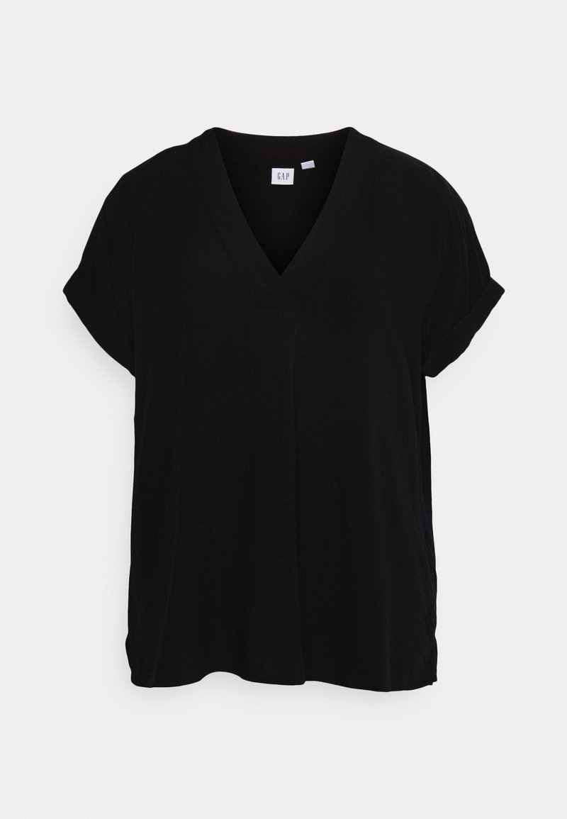 T-shirt preto de decote em V com mangas curtas dobradas, tecido suave, corte descontraído, e uma etiqueta com o nome da marca "GAP" dentro do decote.