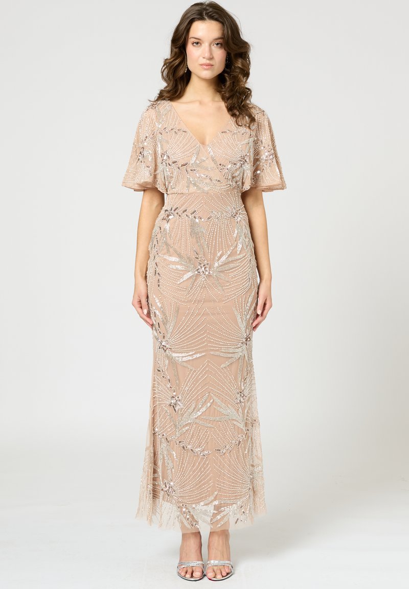 Beiges Kleid mit Perlenstickerei, V-Ausschnitt, schwingenden Ärmeln und taillierter Taille, verziert mit floralen Mustern aus silbernen Pailletten und einem fransigen Saum.