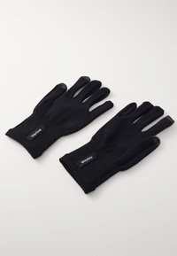 Schwarze gestrickte Handschuhe mit einer glatten Textur, ausgestattet mit einem Logo-Tag und metallischen Akzenten an den Fingerspitzen für die Touchscreen-Kompatibilität.