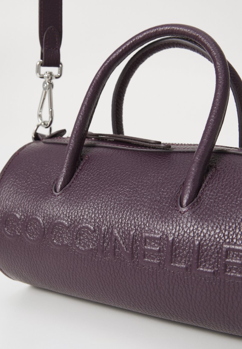 Sac à Main Coccinelle Myrtha Maxi Log Mini – Cuir Bleu Snow – Bandoulière Ajustable – Neuf Avec étiquettes