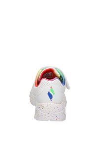 Sneaker bianco con superficie testurizzata, colletto imbottito multicolore e suola in gomma maculata. Presenta un logo blu, verde e rosso.