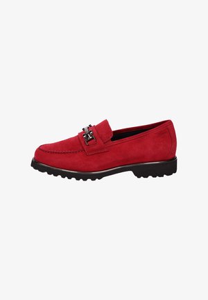 Mocassin en suède rouge avec un bout arrondi, doté d'une accentuation en boucle métallique et d'une semelle en caoutchouc texturé pour une meilleure adhérence.