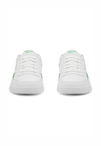 Bijele tenisice s zelenim detaljima, s gornjim dijelom od glatke kože, klasičnim vezanjem, perforiranim prstom za ventilaciju i ravnim gumene potplate.