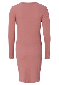 Długo rękawów, dopasowana sukienka w kolorze przykurzonego różu, wykonana z prążkowanego materiału. Prosty, okrągły dekolt, z długością w połowie uda i bez widocznych wzorów czy akcentów.