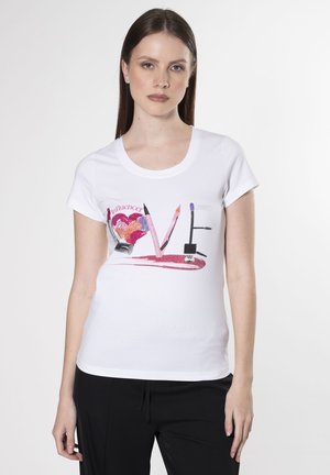 Weißes T-Shirt mit kurzen Ärmeln, das einen bunten Grafikdruck mit dem Wort "LIEBE" und Make-up-Werkzeugen in verschiedenen Farben und Texturen zeigt.