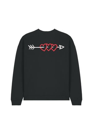 Sudadera negra con un diseño de tres corazones rojos y una flecha, bordado en la parte posterior con hilo blanco en contraste.