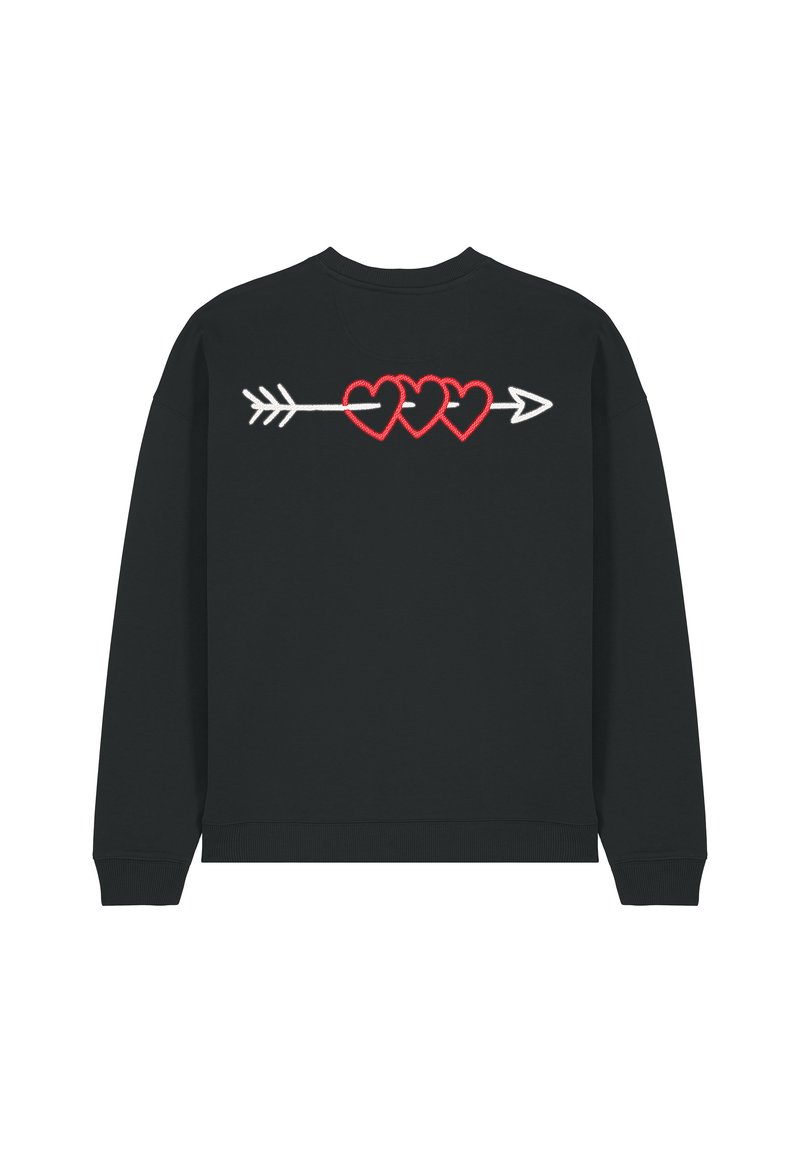 Felpa nera con un design che presenta tre cuori rosse e una freccia, ricamato sul retro con filo bianco a contrasto.