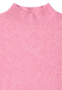 Różowy sweter dzianinowy z wysokim prążkowanym kołnierzem, teksturowanym wzorem i miękkiego materiału. Idealny do noszenia warstwowego w chłodniejsze dni.