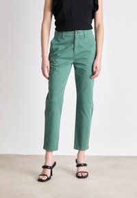 BOSS TACHINI - Hlače chino - open green
