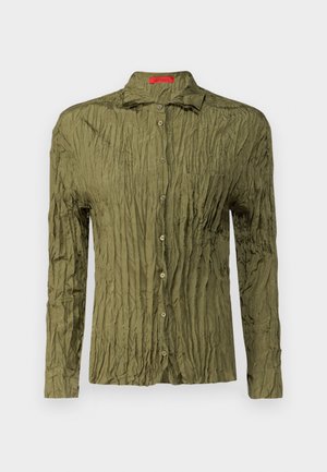 Olivengrøn, langærmet skjorte med en krøllet tekstur, knapfront og en brystlomme; har en spidse krave og en subtil glans.