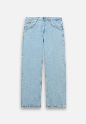 Jeans de mezclilla azul claro con un diseño de pierna recta, que cuentan con un cierre de botón, cinco bolsillos y ligeros detalles de costura.