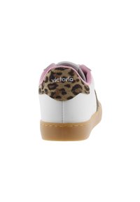 Vit sneaker med en klacken i leopardmönstrad mocka och rosa textilinslag, med en gummisula och "victoria"-logotyp på baksidan.