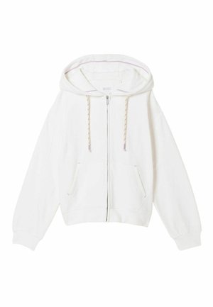 Fehér cipzáras kapucnis pulóver elülső zsebekkel, állítható húzózsinóros kapucnival, bordázott passzékkal az ujjakon és az alján, fehér háttéren, lapos elrendezésben.