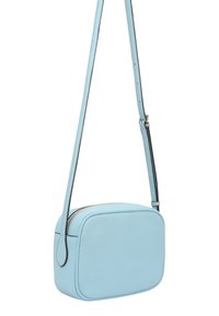 Lichtblauwe leren schoudertas met een rechthoekige vorm, ritssluiting en een lange verstelbare schouderband. Gladde textuur en minimalistisch ontwerp.