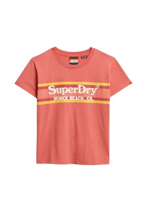 Kortærmet koralfarvet bomulds T-shirt med hvid "SuperDry" logo og teksten "Venice Beach, CA", der har gule og pink vandrette striber.