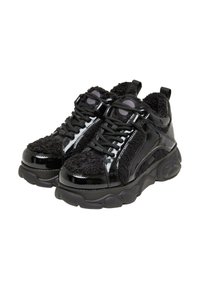 Sneakers negre cu un superior din țesătură moale, accente din piele lacuită, talpă din cauciuc și detalii texturate. Prezintă șireturi negre și un guler căptușit.