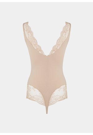 Beige mouwloze body met kanten afwerking, diepe V-hals aan voor- en achterkant, met bloemrijke kanten details aan de randen en beenopeningen.