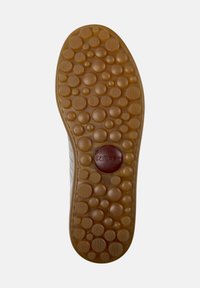 Suela de zapato de goma marrón con patrones circulares texturizados y un destacado logo circular rojo etiquetado como "camper". Incluye el indicador de tamaño "38".