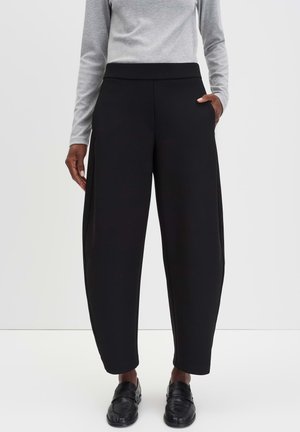 Zwarte wijde broek met een gladde textuur, met een hoge tailleband en zijzakken, gedragen met een lichtgrijs langmouwtop.