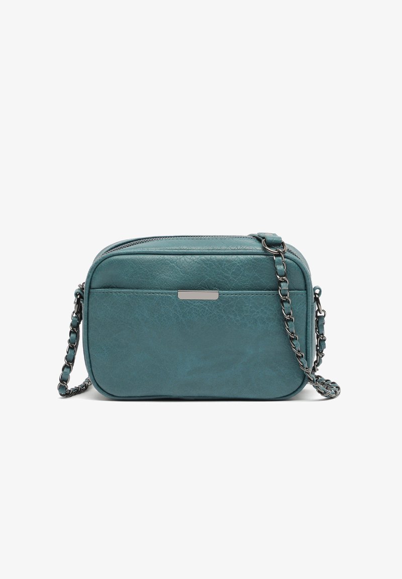 Borsa a tracolla in pelle teal con chiusura a zip, superficie testurizzata, forma rettangolare e tracolla a catena. Presenta una tasca frontale con un accento metallico.