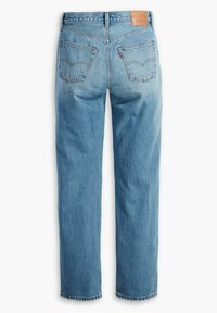 Vaqueros de mezclilla azul claro con un diseño de pierna recta, que cuentan con bolsillos traseros y un parche de cuero marrón en la cintura.