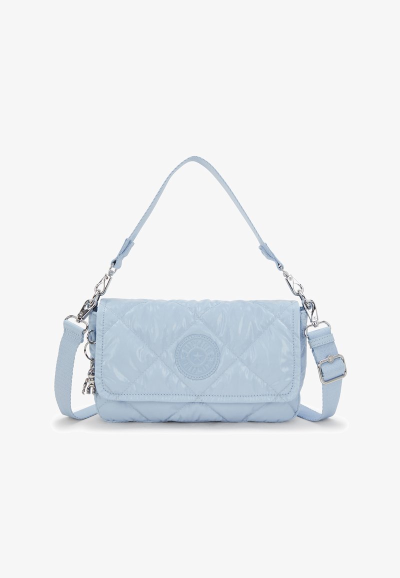 Helle blaue, gesteppten Tasche mit glänzender Oberfläche, ausgestattet mit einem runden Logo, abnehmbarem Schultergurt und silbernen Hardware-Akzenten.