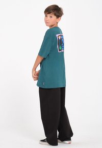 Volcom ARTHUR DINO - T-shirt imprimé - evergreen