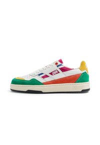 Baskets basses blanches avec des touches en suède vert, orange, rose et jaune, et le logo "CAVAL" sur le côté, avec des lacets blancs et une semelle beige.