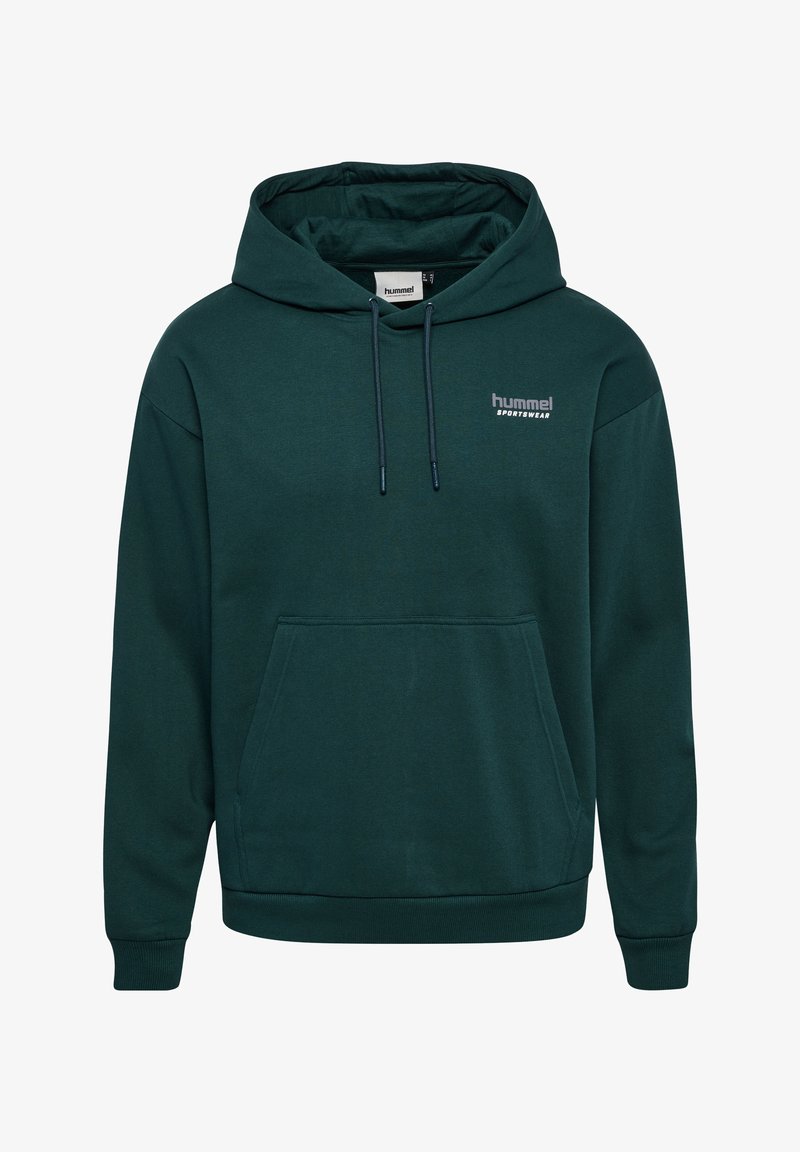 Zielona bluza z kapturem, wykonana z miękkiego materiału, z przednią kieszenią, regulowanym kapturem i haftowanym logo "hummel SPORTSWEAR" na górze po lewej stronie.