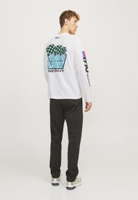 Jack & Jones JORPEDAL TEE CREW NECK UNISEX - Hosszú ujjú felső - bright white