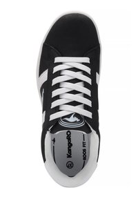 Schwarze Sneaker mit weißen Schnürsenkeln, strukturierten Oberflächen, kontrastierendem weißen Streifen und "KangaROOS"-Logo auf einer grauen Innensohle. Abgerundete Zehenpartie und gepolsterter Kragen.