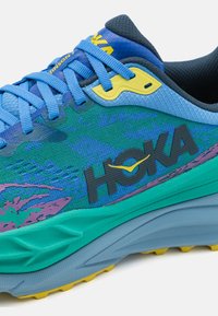 HOKA STINSON 7 - Běžecké boty do terénu - virtual blue/tech green