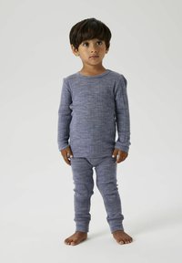 Haut bleu marine à manches longues et leggings assortis en matériau texturé avec un motif à carreaux subtil. Design ajusté sans matériel visible.