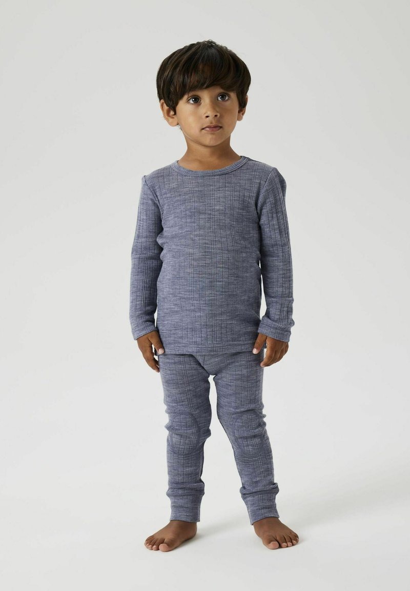 Haut bleu marine à manches longues et leggings assortis en matériau texturé avec un motif à carreaux subtil. Design ajusté sans matériel visible.