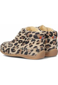 Lage laarzen met luipaardprint, gemaakt van zachte, gestructureerde stof, met een beige basiskleur en een tan rubberen zool. Voorzien van contrasterende rode en blauwe accenten.