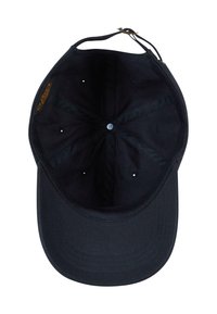 Sort baseball cap med en rund krone og en buet skygge. Indvendigt ses stofforing og ventilationshuller. Har justerbare remme.