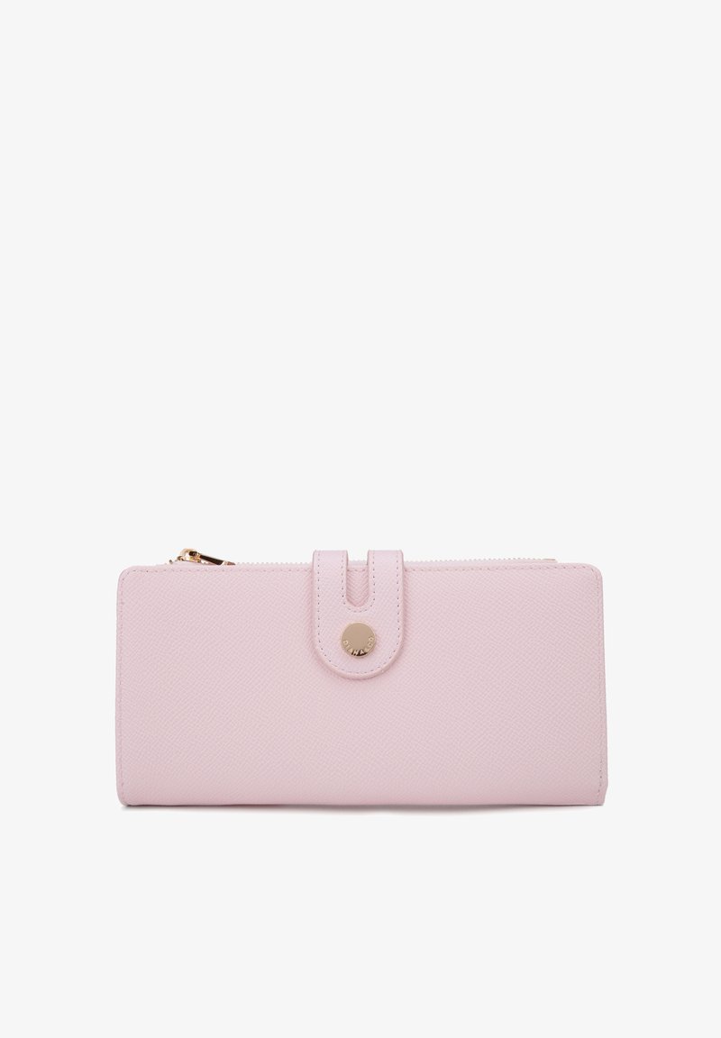 Portefeuille en cuir rose avec une finition texturée, fermeture éclair et un accent de bouton-pression. Il présente une forme rectangulaire compacte.