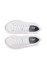 Baskets blanches à tige en cuir lisse, bout rond, lacets plats et semelle intérieure grise arborant le logo MBT. Semelle blanche texturée.