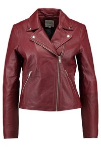 Giacca da moto in pelle bordeaux con zip frontale e tasche laterali, dotata di un colletto a punte e dettagli in metallo argentato.