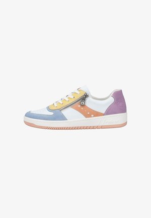 Des baskets avec une base en cuir blanc, des accents en daim violet, bleu et jaune, dotées d'une fermeture éclair sur le côté et de détails perforés sur la tige.