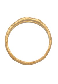 Guldring med en strukturerad, oregelbunden yta; cirkelformad; slät inre band; minimalistisk design utan ytterligare dekorationer.