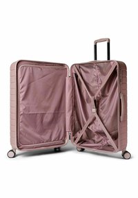 Valise rigide de couleur rose pâle avec une surface extérieure texturée à nervures. L'intérieur comporte une doublure en tissu, des sangles élastiques et un compartiment zippé.
