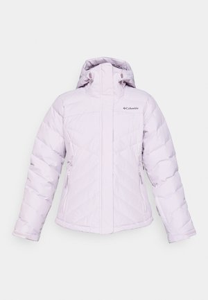 Casaco puffer isolado de cor púrpura clara com capuz, apresentando um colarinho alto, bolsos com fecho éclair e um padrão de quilt em diagonal. Logótipo da Columbia no peito.