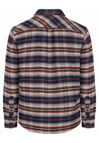 Camisa de franela con un patrón de cuadros en azul marino, crema y rojo. Manga larga, cuello clásico y detalles de botones en los puños. Textura suave.