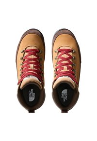 Botas de senderismo de cuero marrón con cordones rojos, ojales metálicos, cuellos acolchonados y acentos de logo. Diseñadas para la durabilidad y la comodidad.