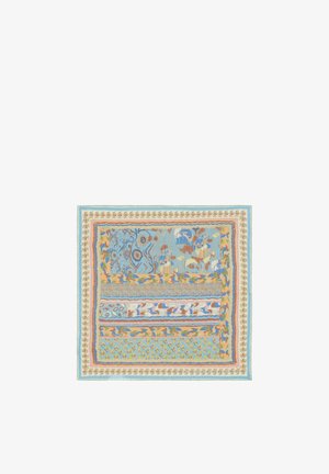 Kwadratowa apaszka z wielokolorowymi abstrakcyjnymi i kwiatowymi wzorami w odcieniach niebieskiego, beżu, pomarańczowego i zielonego, otoczona kwiatowymi borderami.