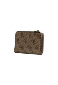 Portefeuille marron à motifs avec une fermeture zippée, présentant un design géométrique et une texture lisse. Forme compacte avec des bords arrondis.